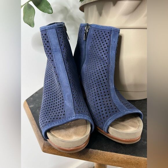 Hush Puppies Shoes - Picture 2 of 6